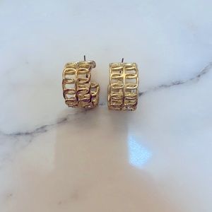 🆓 BUY 1 item from my closet—put in BUNDLE w/ these earrings & is 🆓!